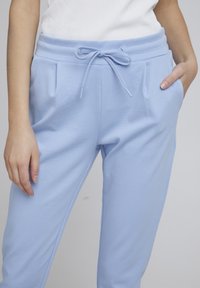 ICHI KATE - Teplákové kalhoty - chambray blue