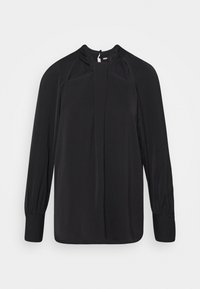 Blusa nera a maniche lunghe con colletto alto, tessuto morbido, pieghe sul davanti e polsini con bottone. Texture liscia con dettagli minimi.