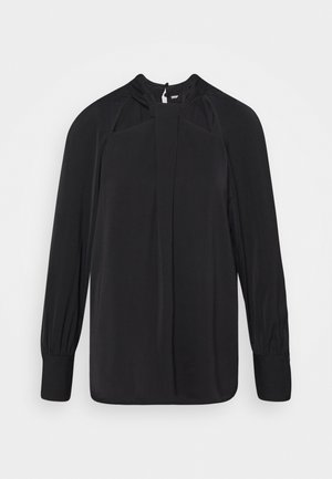 Schwarze Bluse mit langen Ärmeln und hohem Kragen, aus weichem Stoff, mit Falten auf der Vorderseite und geknöpften Manschetten. Glatte Textur mit minimalen Details.