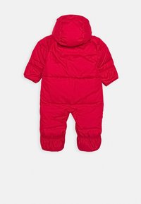 Rode gewatteerde sneeuwoverall met capuchon, met elastische manchetten en benen voor een goede pasvorm. Glad textuur; volledig bedekkend ontwerp voor warmte.