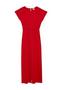 Combinaison rouge avec un tissu texturé, manches courtes, taille élastique et ouverture en forme de trou de serrure dans le dos. Présente des jambes larges et une coupe décontractée.