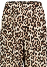 Leopardenmuster-Hosen aus leichtem Stoff mit einem gerafften, elastischen Bund, der auffällige schwarze und braune Flecken auf einem cremefarbenen Hintergrund zeigt.