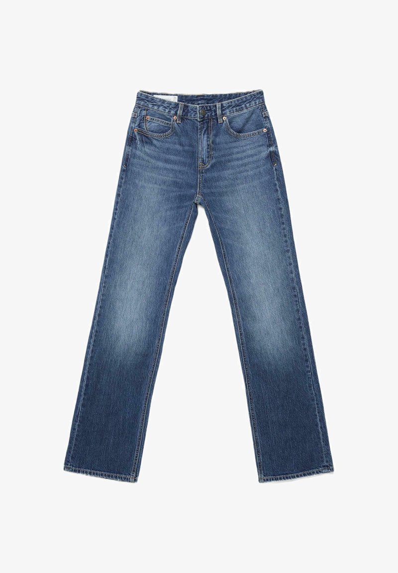 Blå straight-leg denimjeans med fem lommer, knaplukning og synlige sømme, lagt fladt på en hvid baggrund.