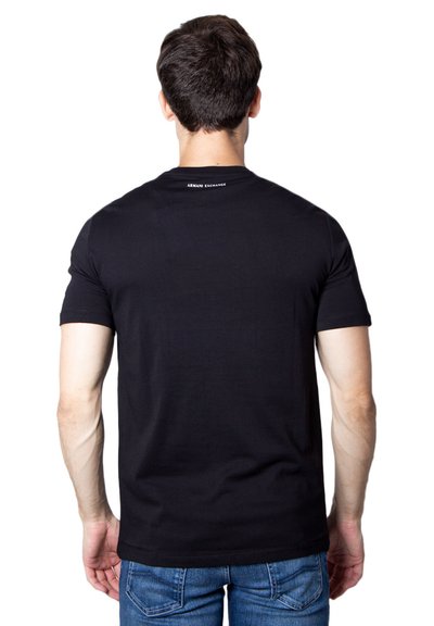 T-shirt en coton noir à manches courtes, avec un col rond et un petit logo blanc "Armani Exchange" imprimé à l'arrière.