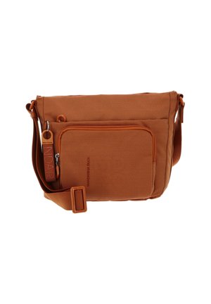 Sac bandoulière en tissu marron avec une surface texturée, poche zippée avant, sangle réglable et tirette de fermeture éclair avec logo. Design compact et fonctionnel.