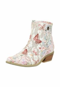 Bottine blanche à talon bas en bois, décorée de motifs floraux et papillons multicolores sur un tissu texturé en dentelle.