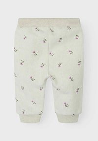 Pantaloni di cotone verde chiaro con motivo a spina di pesce, caratterizzati da piccole stampe floreali viola. Vita e polsini a costine.