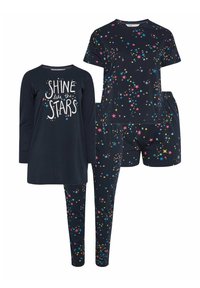 Mörkblå pyjamasset bestående av en långärmad topp med texten "SKINA SOM STJÄRNORNA" och short och byxor med stjärnmönster i livliga färger.