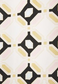 Geometrická látka se opakujícím se vzorem osmiúhelníků a šestiúhelníků v černé, růžové, zlaté a světle modré barvě na krémovém pozadí.