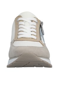 Baskets avec une tige en cuir blanc, des accents en daim beige, une semelle en caoutchouc texturée et une fermeture éclair latérale. Les lacets sont blancs et de longueur standard.