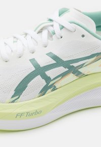 ASICS MAGIC SPEED - Tenisice za cestovno trčanje - white/celadon