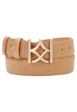 Ceinture en cuir marron clair avec une boucle géométrique dorée, roulée avec des coutures visibles et deux passants.