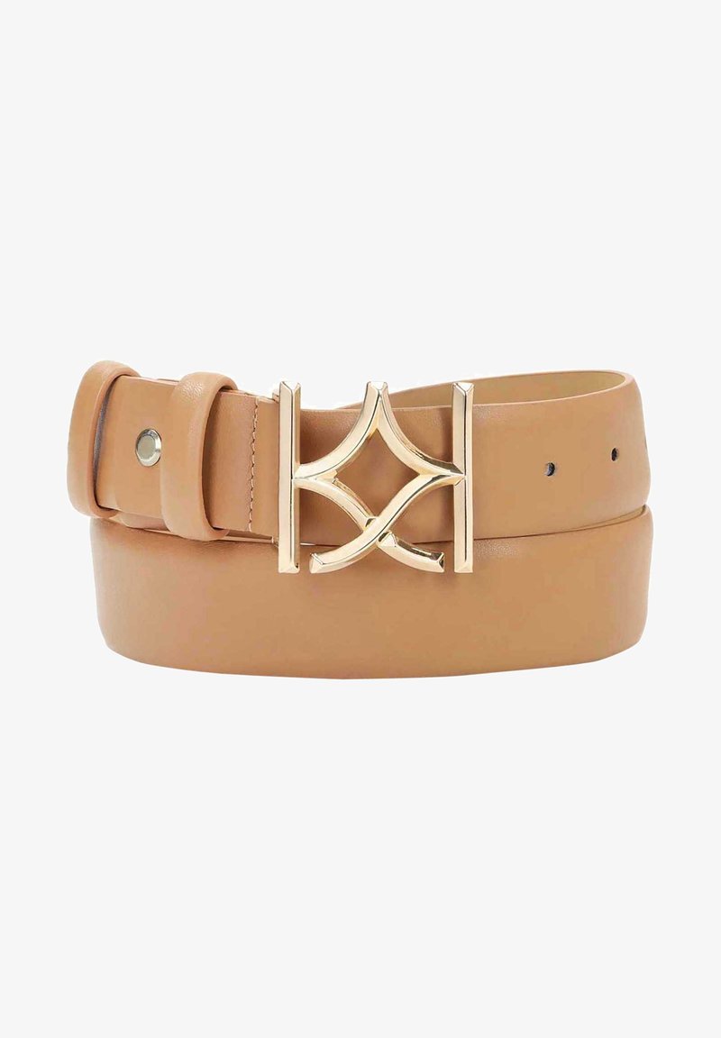 Jasnobrązowy skórzany pasek z złotą geometryczną klamrą, zwinięty z widocznym przeszyciem i dwoma pętlami na pasek.