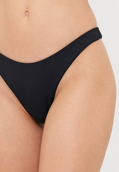 Melnas bikinija apakšas ar zemu vidukli, gludu tekstūru un minimālu segumu. Izgatavota no mīksta auduma ar plāniem sāniem, nodrošina elegantu izskatu.