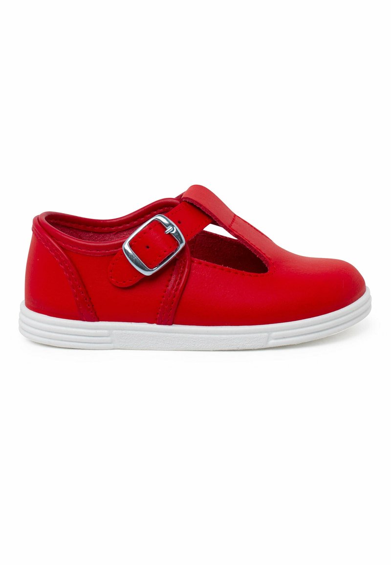 Scarpa rossa in pelle con design a T, dettaglio con fibbia e suola in gomma bianca. Presenta aperture sui lati per la ventilazione.