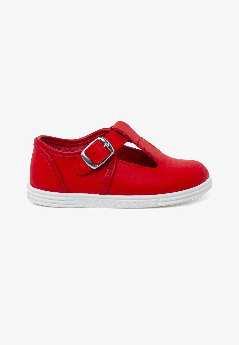 Roter Lederschuh mit T-Bar-Design, Schnallen-Detail und weißer Gummisohle. Verfügt über Aussparungen an den Seiten für Belüftung.