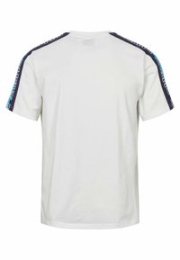 Tricou alb din bumbac cu mâneci scurte, cu accente bleumarin pe umeri și text albastru deschis de-a lungul marginilor. Textură netedă.