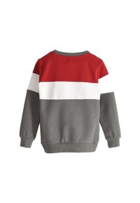 Sudadera para niños con bloques de color en rojo, blanco y gris; cuello redondo; mangas largas con puños elásticos; material suave de mezcla de algodón.