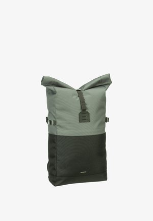 Mochila de tipo roll-top hecha de tela gris y negra, con correas laterales ajustables, forma rectangular y un mínimo de marcas en la parte delantera.