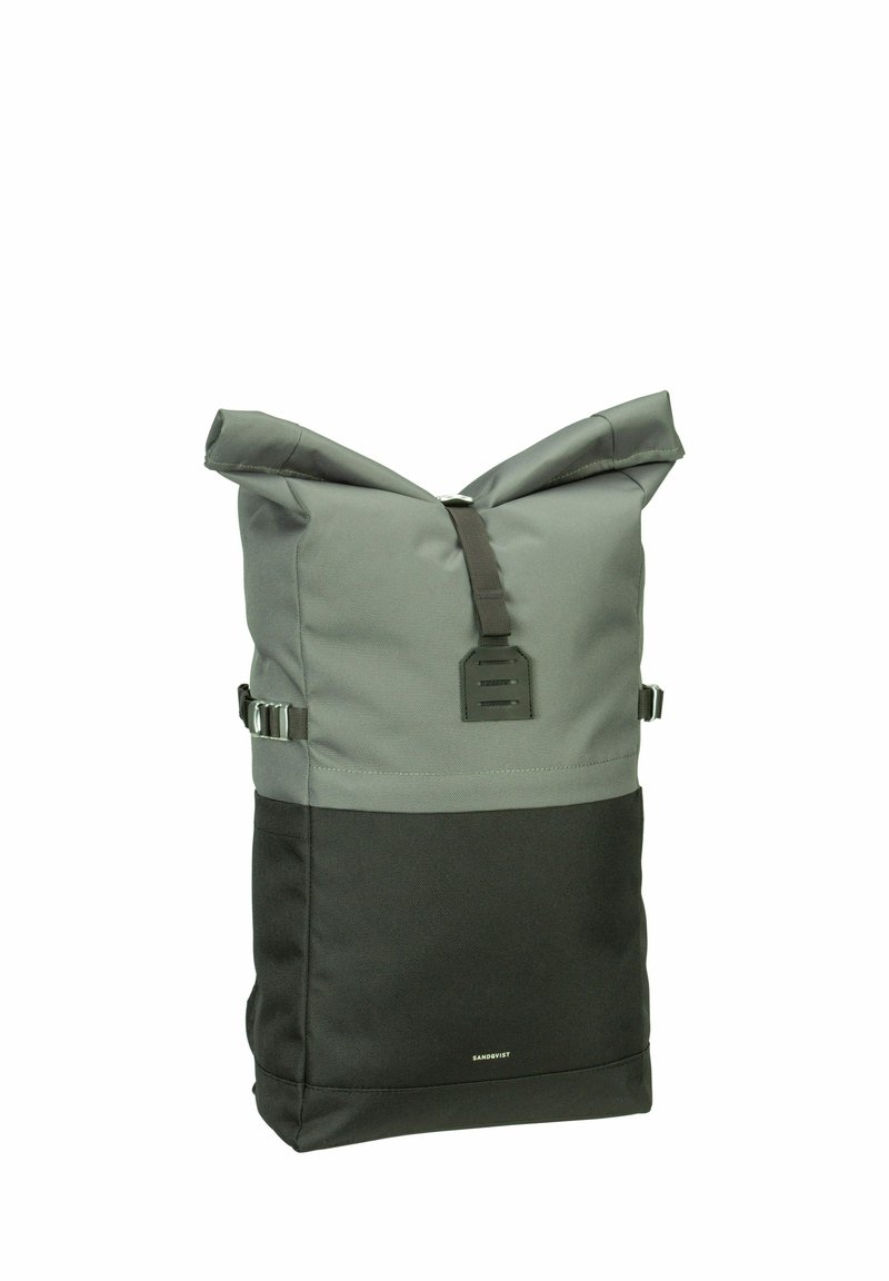 Zaino roll-top realizzato in tessuto grigio e nero, dotato di fettucce laterali regolabili, forma rettangolare e branding minimale sulla parte anteriore.
