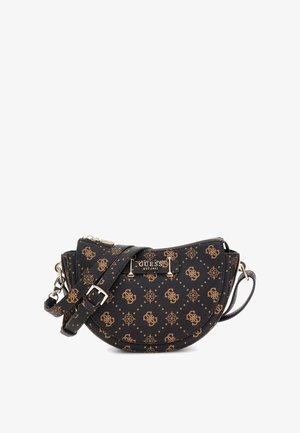 Sac bandoulière noir en forme de demi-lune avec motif logo Guess marron, bandoulière ajustable et plaque en métal Guess à l'avant.