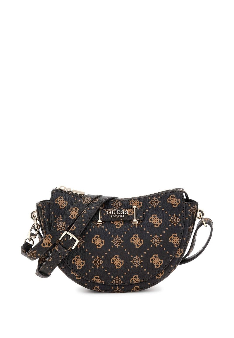 Čierna crossbody taška v tvare polmesiaca s hnedým vzorom loga Guess, nastaviteľným popruhom a kovovou značkou Guess vpredu.