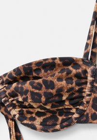 Bikini top v leopardím vzoru s černými a hnědými vzory, se skladovanými detaily, tenkými ramínky a hladkým povrchem.