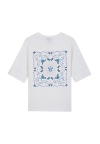 Witte t-shirt met korte mouwen, met een blauwe decoratieve graphic van vlinders en bloemenelementen gecentreerd op de achterkant.