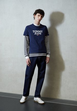 ENTRY GRAPHIC TEE - T-shirt z nadrukiem - twilight navy