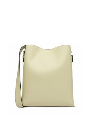 Schultertasche aus cremefarbenem, glattem Leder mit breitem Riemen und dezentem goldfarbenem Logo in der vorderen Mitte.