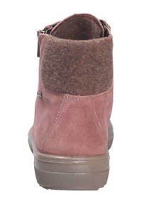 Stivale alla caviglia in suede rosa con parte superiore in feltro marrone. Presenta una suola in gomma testurizzata. La vista posteriore mostra i dettagli delle cuciture e una chiusura con zip.