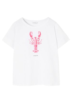 Biely tričko s krátkym rukávom so zobrazením ružového homára v strede, s nápisom "LOBSTER" vytlačeným pod ním.