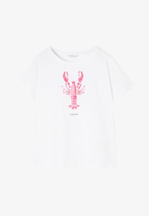 Witte t-shirt met korte mouwen waarin een roze kreeftafbeelding in het midden staat, met het woord "LOBSTER" eronder gedrukt.