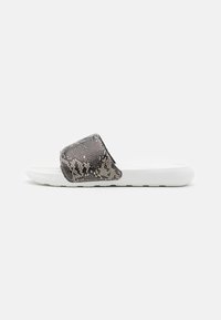 Nike Sportswear VICTORI ONE SLIDE PRINT - Pantoletai - desert sand/black/summit white