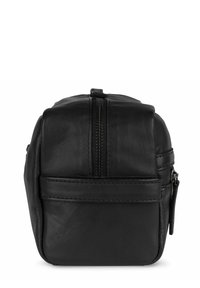 Bolso de cuero negro con forma redondeada, cremallera superior única y bolsillo lateral. Presenta una textura suave y detalles de costuras visibles.