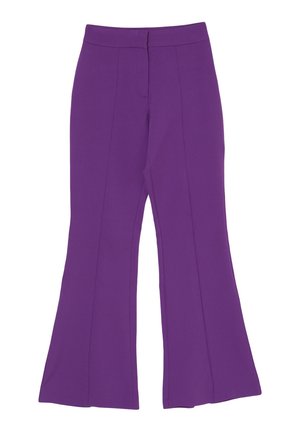 Pantaloni a palazzo viola con una texture liscia, dotati di cintura, piega centrale anteriore e orlo aperto per una vestibilità rilassata.