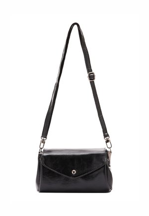 Schwarze synthetische Leder-Crossbody-Tasche mit überklappbarem Deckel, metallischem Druckverschluss und verstellbarem Trageriemen. Glatte Textur und schlichtes Design.