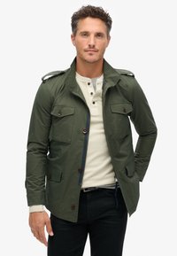 Superdry - TECHNICAL FIELD  - Jas - surplus goods olive green Miniatuurafbeelding 1