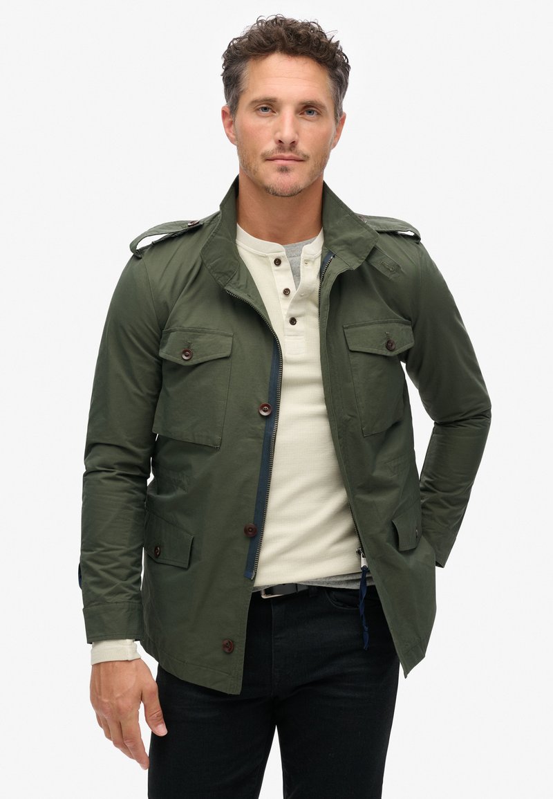 Superdry - TECHNICAL FIELD  - Jas - surplus goods olive green, Vergroten