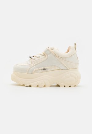 Trainers - white