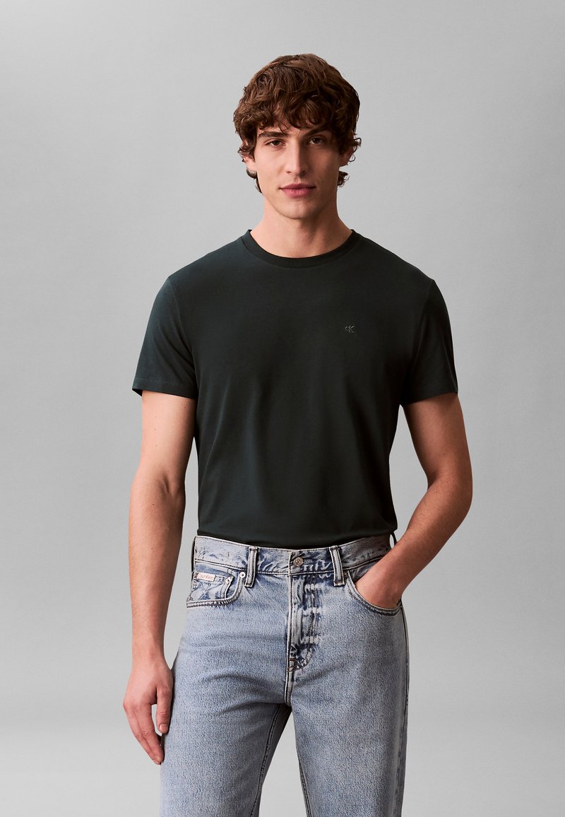 Calvin Klein LIQUID TOUCH CREWNECK - Jednoduché tričko - magical forest