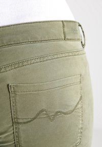 Pepe Jeans Tygbyxor - olive