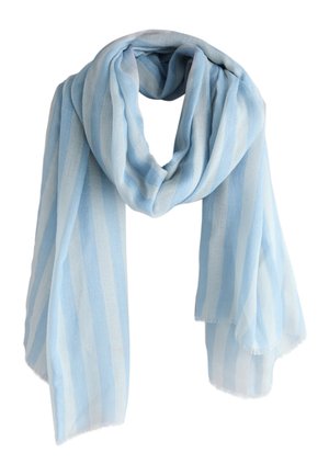Hellblau-weiß gestreifter, weicher Stoffschal, locker mit ausgefransten Kanten auf weißem Hintergrund gewickelt.