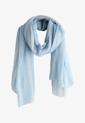 Lyseblåt og hvidt stribet blødt stof tørklæde løst viklet med frynsede kanter på en hvid baggrund.