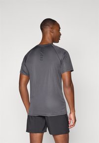 Endless FEISTY HEXAGON - T-shirts print - titanium