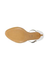 Witte hoge hak sandalen met een transparante band en een naakte rubberen zool. Voorzien van een gestructureerde onderzijde en een verstelbare enkelband met een metalen accent.