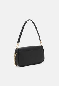 Borsa nera realizzata in materiale liscio, con un design strutturato, una maniglia corta e dettagli in metallo dorato.