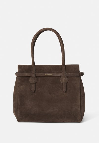 Mørkebrune suede tote-tasker med to håndtag og et vandret bånd med en lille gul DSQUARED2 logo-plakette.