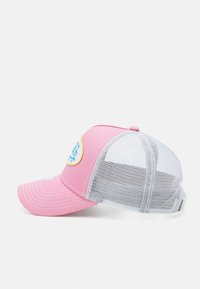 Casquette de baseball rose avec un dos en maille, un bord courbé et un patch logo circulaire jaune et bleu à l'avant. Coutures blanches en accent.
