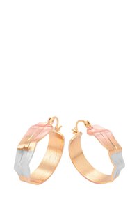 Et par bølgede hoops øreringe i guld, sølv og pink med teksturerede overflader og hængslet lås på en hvid baggrund.